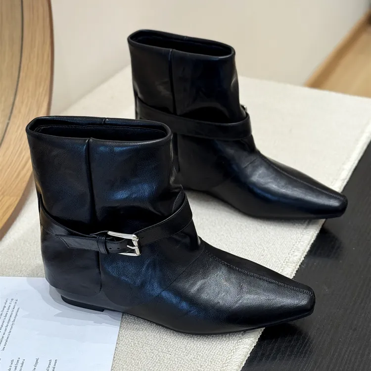 韩版套筒尖头潮流皮带扣短靴女2025新款秋季时髦裤管内增高瘦瘦靴