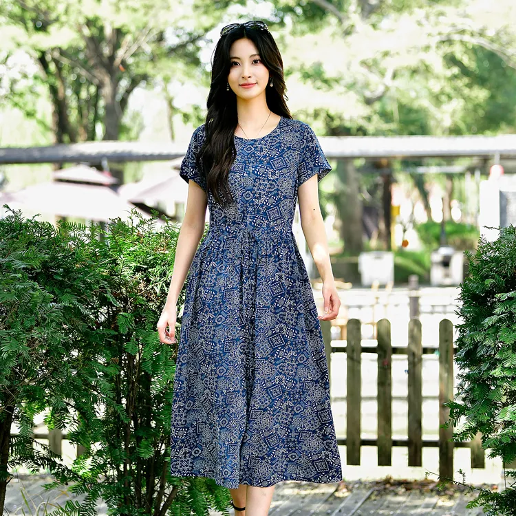 2025年夏季新款时尚棉绸连衣裙女修身显瘦人造棉旅游度假长款裙子