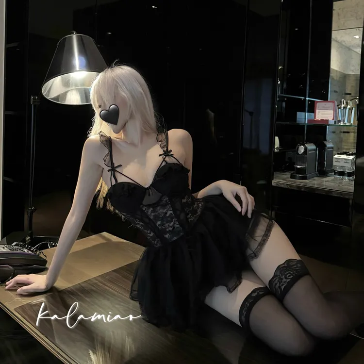 咔啦喵~「娇喘低语 」80-200斤御姐聚拢深V领美背显瘦吊带睡裙女