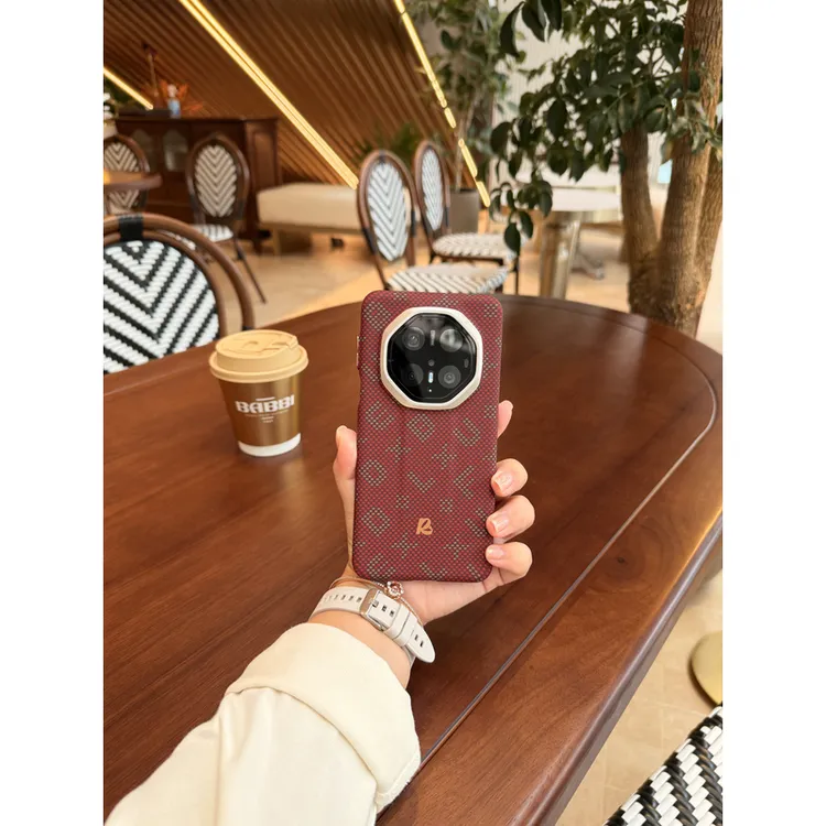 适用于华为Mate60rs/70rs 保时捷纤维纹手机壳 电镀镜头 裸机质感