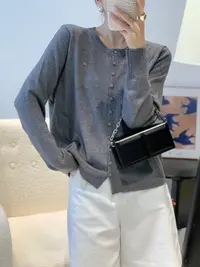 美丽姐的包扣剪刀花百搭毛衣开衫8323