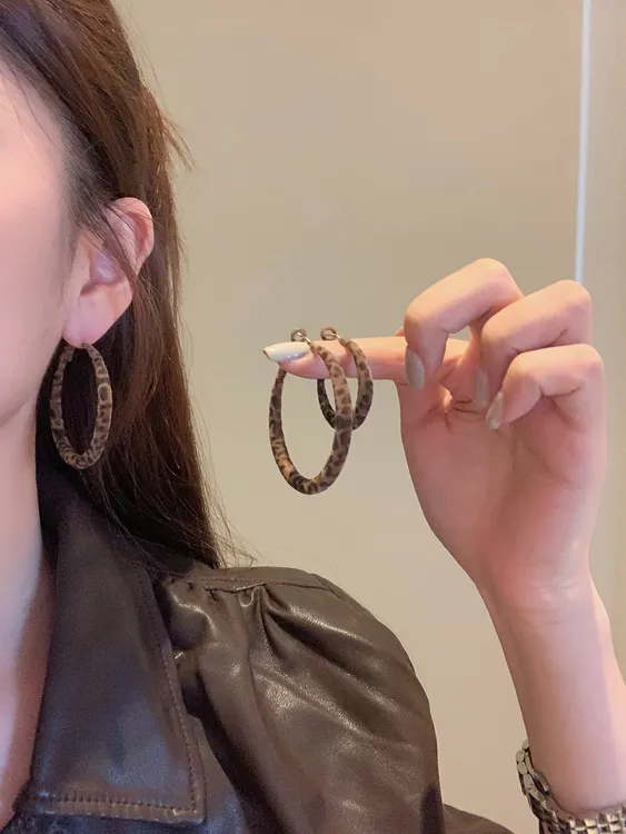 铜合金耳饰 复古港风豹纹丝绒圈圈耳环女高级感素圈耳扣夸张耳饰