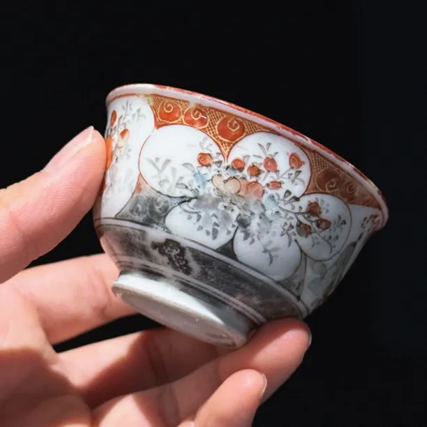 日本回流，老九谷赤绘描金杯，手绘花卉纹样，口沿描金釉色漂亮6.8*4