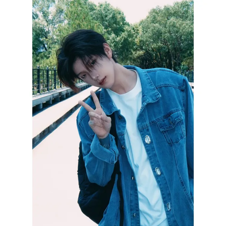 蓝色翻领牛仔外套男款秋季高级感痞帅青少年短款夹克设计感牛仔衣