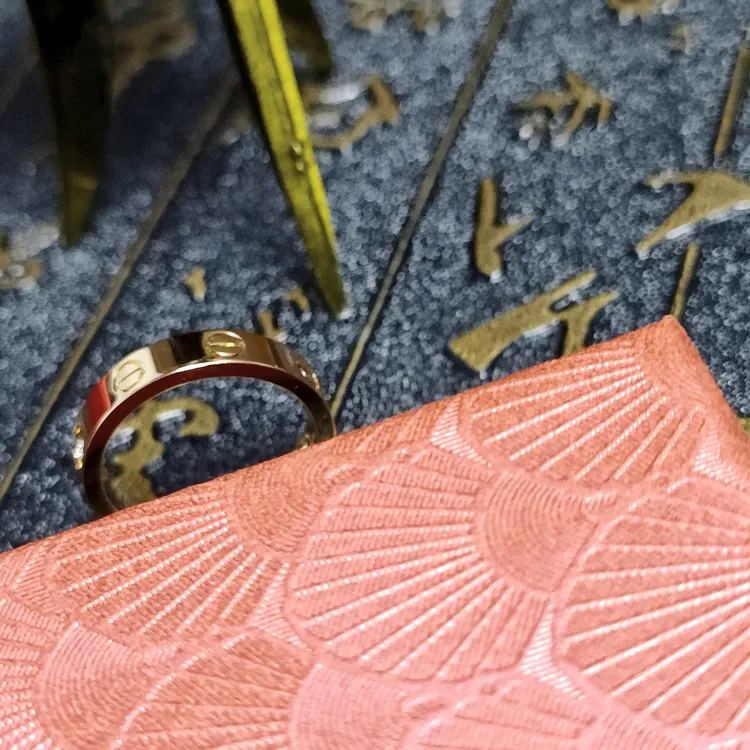 铜合金锆石戒指 99新卡家金典一光面钻戒指金色指环饰品首饰