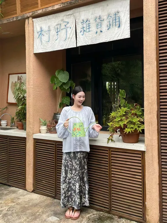 2025夏季新款气质蓝色飘逸设计感蕾丝拼接长袖衬衫上衣百搭半身裙