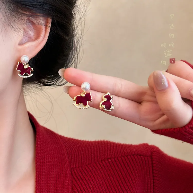 铜合金耳饰 红色丝绒葫芦小马耳钉女秋冬轻奢高级感气质耳环耳饰