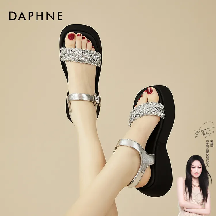 达芙妮一字带凉鞋女款外穿夏季厚底2025新款水钻配裙子仙女风沙滩