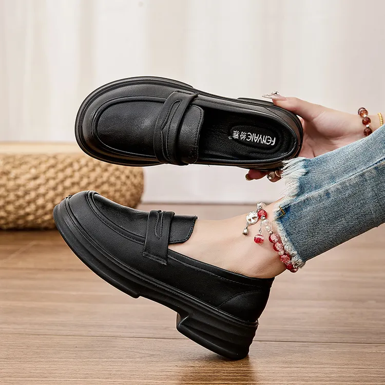 2025秋季新款百搭中老年妈妈舒适平底鞋女单鞋轻便防滑软底鞋