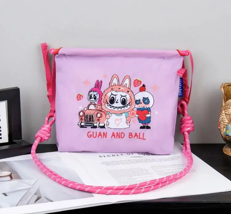 （拉链手机包）Labubu可爱系列ballchain刺绣化妆包手机包斜挎包