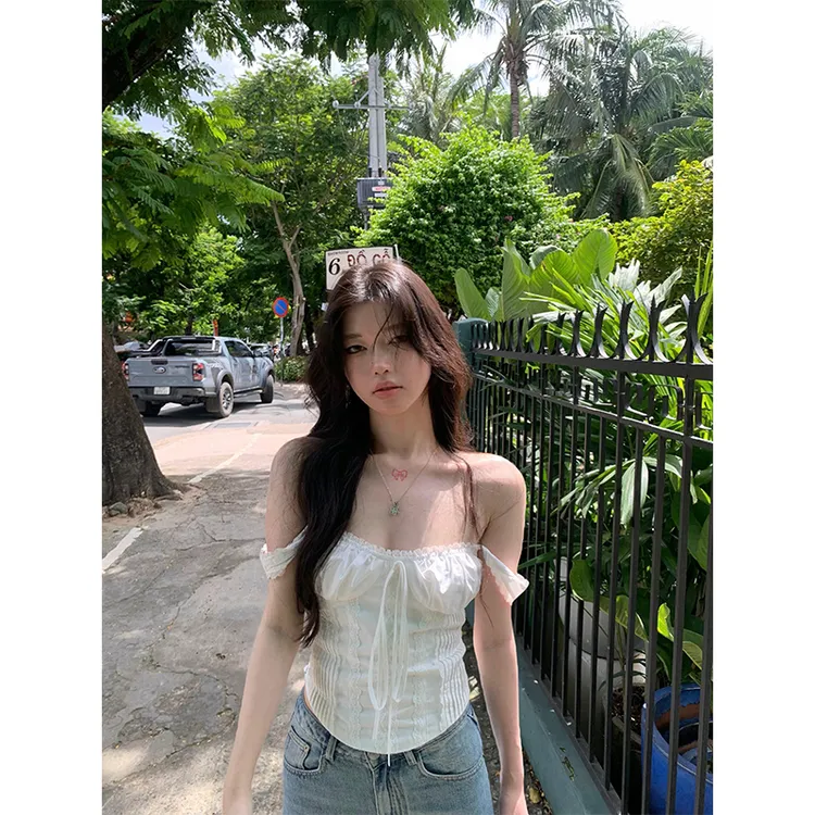 法式小众高级感上衣一字肩抹胸背心吊带女高腰水洗浅色阔腿牛仔裤