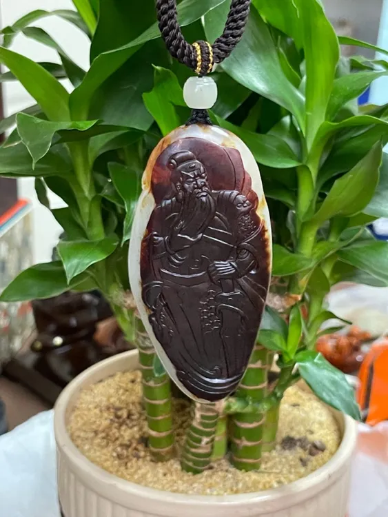 新疆和田玉红皮手工雕刻关公