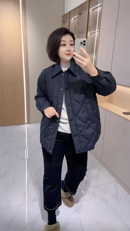 【聪姐推荐】8056新款时尚翻领压格羽绒外套（衣长77，胸围134）