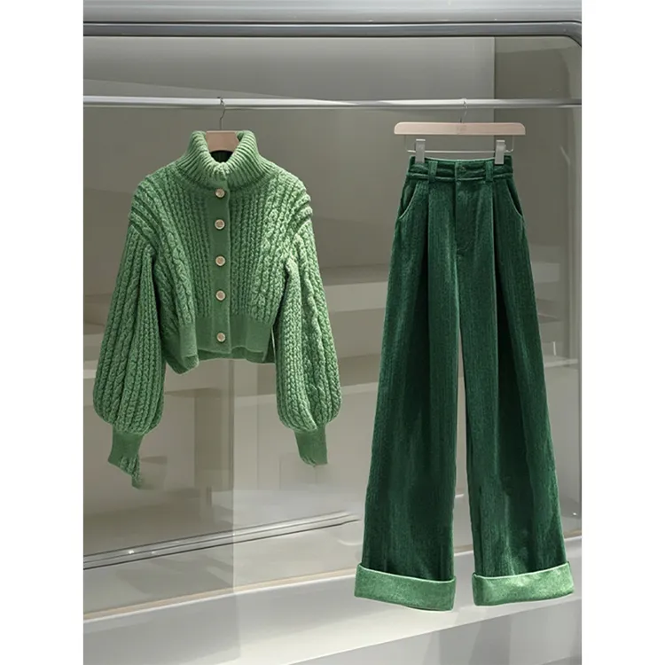 法式洋气减龄搭配一整套冬装2025新款绿色高领毛衣休闲阔腿裤套装