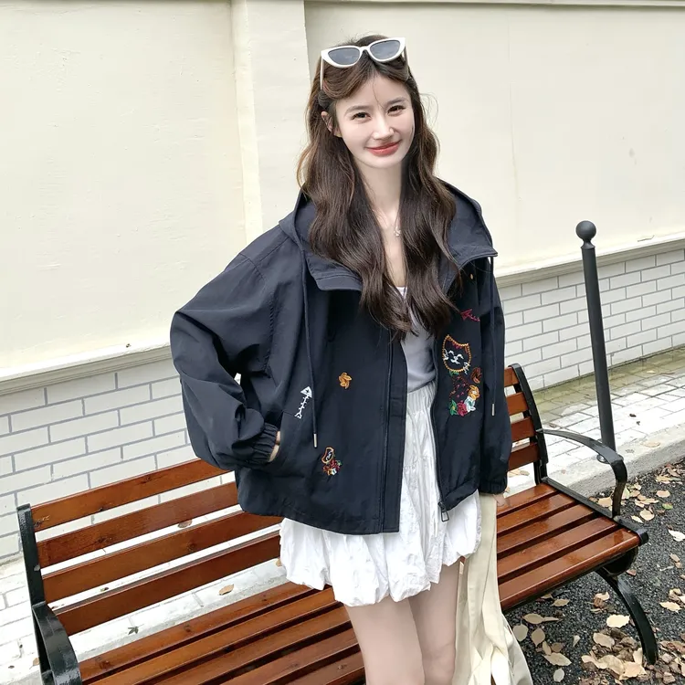 藏青色卡通刺绣连帽短外套女2025春秋设计感韩系小个子休闲冲锋衣