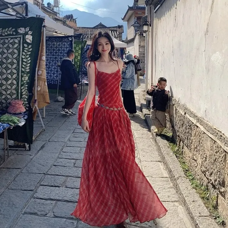 2025新款休闲气质收腰显瘦拼接红格子长款吊带14米连衣裙女