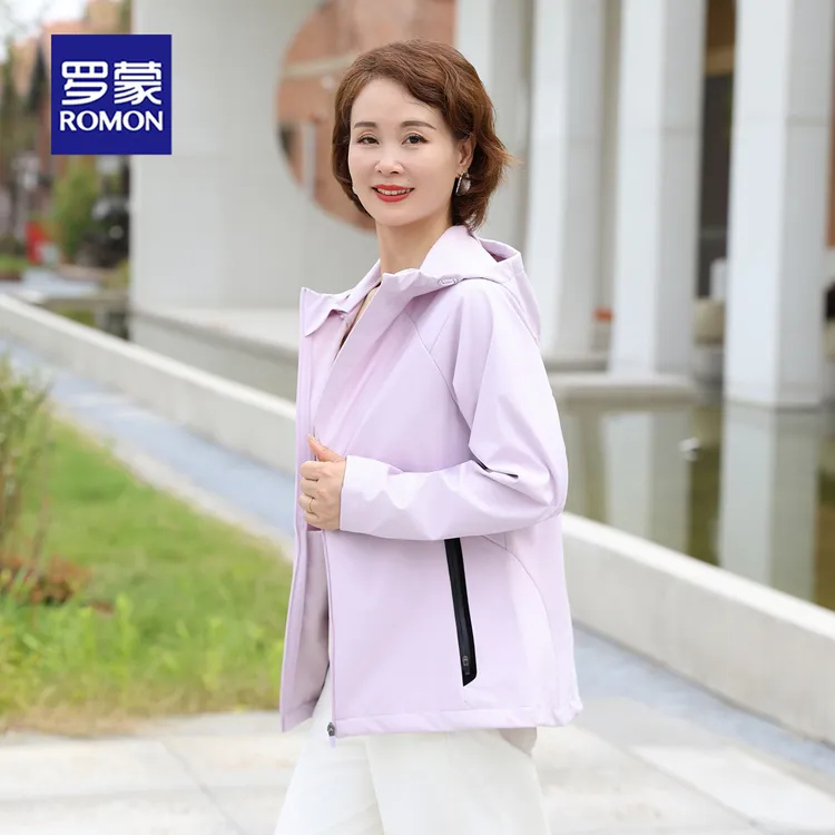 罗蒙妈妈装软壳冲锋衣秋冬外套女2025新款中老年女装连帽洋气上衣