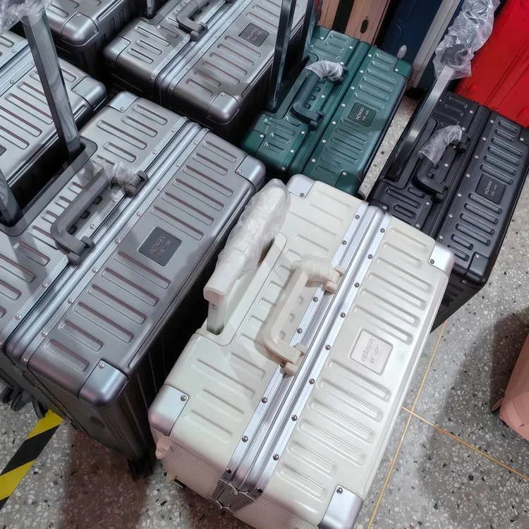 优哈品牌行李箱女万向轮旅行箱结实耐用铝框密码箱学生24寸拉杆箱