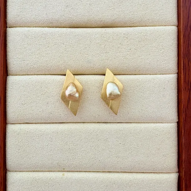 （有棱有角）南洋海水金珠野生无核keshi耳钉 设计款金色菱形S925银