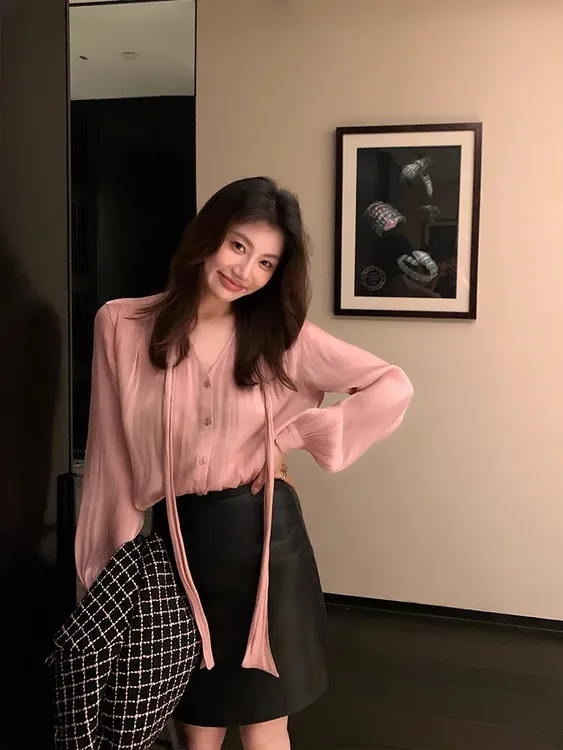 法式慵懒粉色灯笼袖v领衬衫女早秋独特别致设计感长袖飘带上衣潮