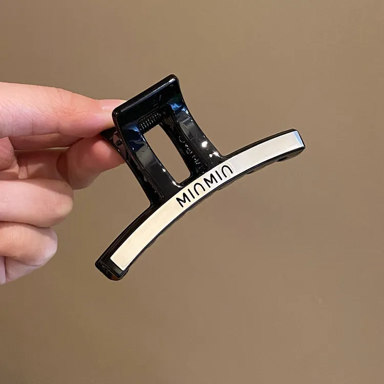 简约韩系字母抓夹女高级感2025新款发夹后脑勺中号鲨鱼夹子头饰品