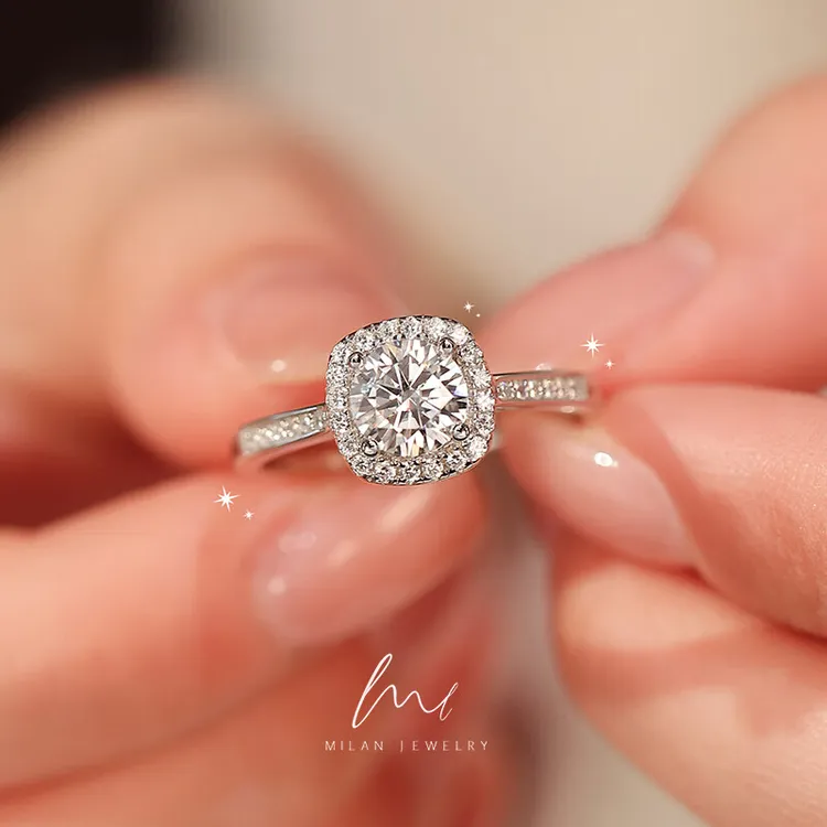 925银莫桑石戒指 S925银莫桑小方糖1克拉戒指时尚女款轻奢高级感