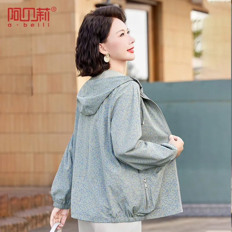 气质妈妈秋装时尚短款外套洋气花色连帽上衣中老年女春秋休闲夹克