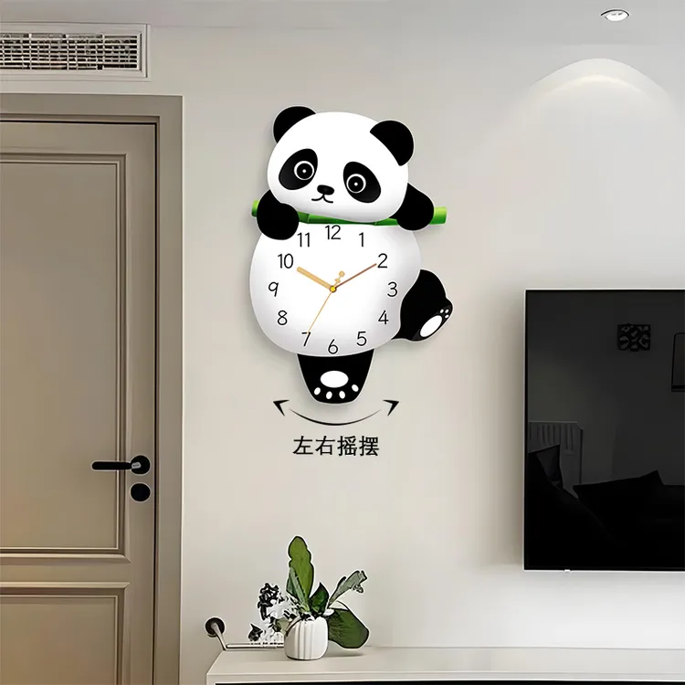 新款客厅挂钟可爱熊猫装饰石英钟表家用静音时钟挂墙摇摆创意挂表