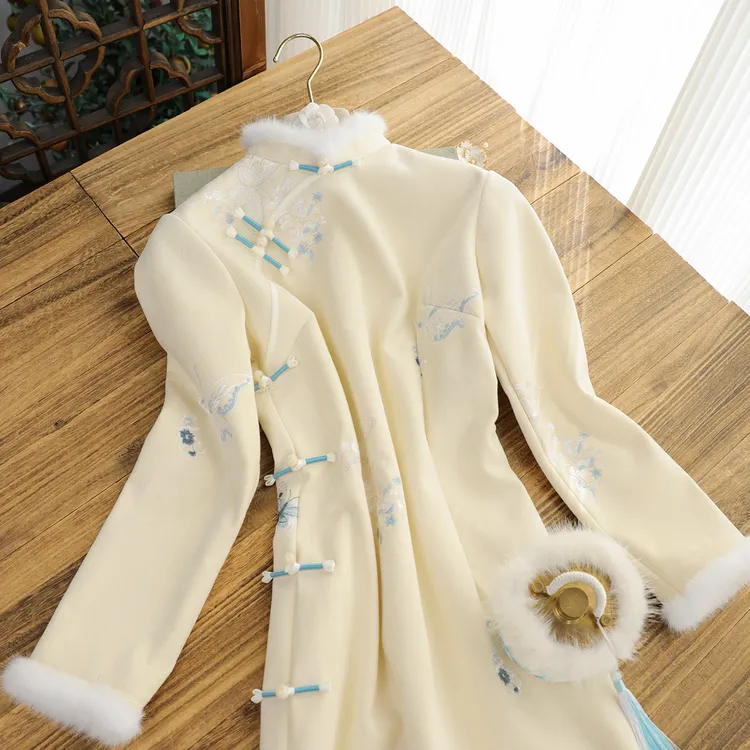 俏娘鱼米色复古新中式绣花旗袍女2025冬季新款保暖毛绒领上班可穿