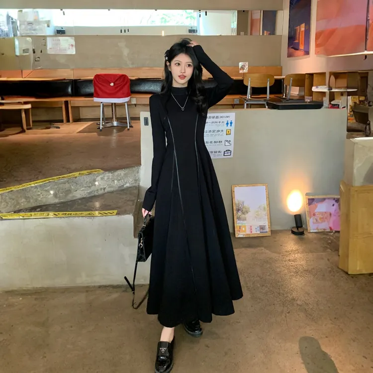 大码女装法式设计感收腰显瘦长款黑裙子胖mm显瘦半高领连衣裙秋冬