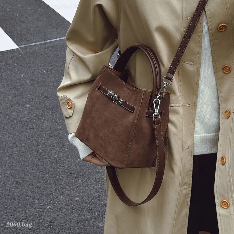 百搭麂皮绒复古简约水桶包包2025新款时尚潮秋冬爆款女单肩斜跨包