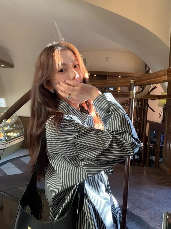 复古蓝色休闲刺绣条纹衬衫女2025新款设计感小众气质宽松衬衣外套