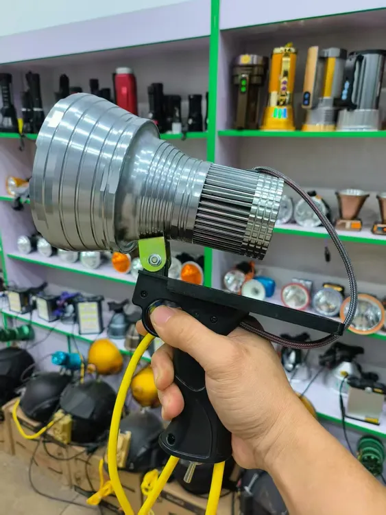 最亮大功率歼灭炮PLUS自备12-24伏电瓶