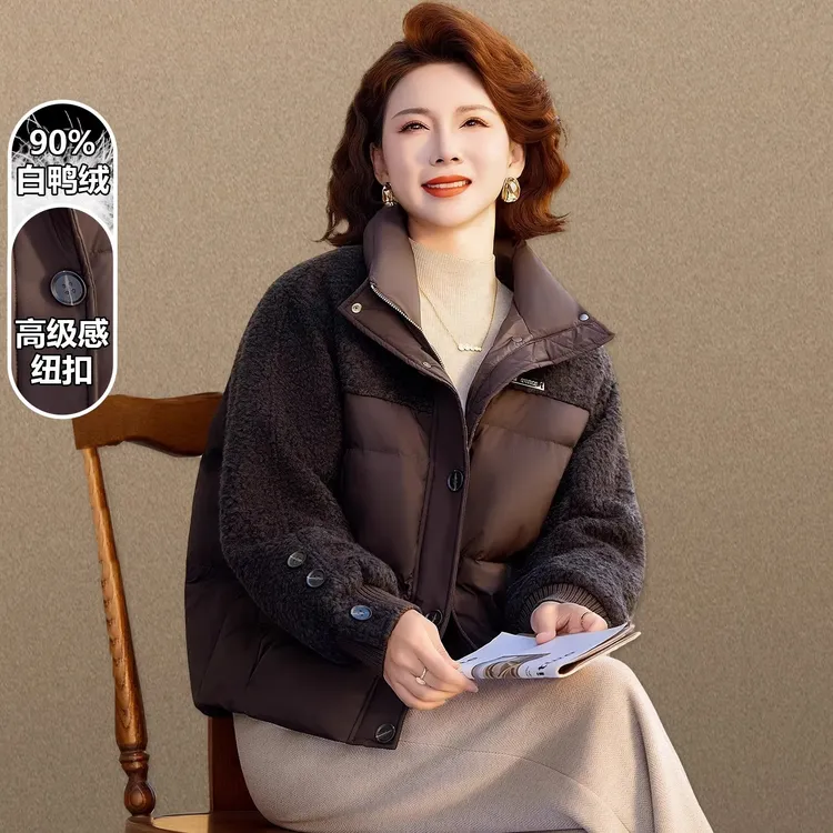 妈妈冬季羽绒服2025新款中老年人女士秋冬装羊羔绒拼接外套高级感