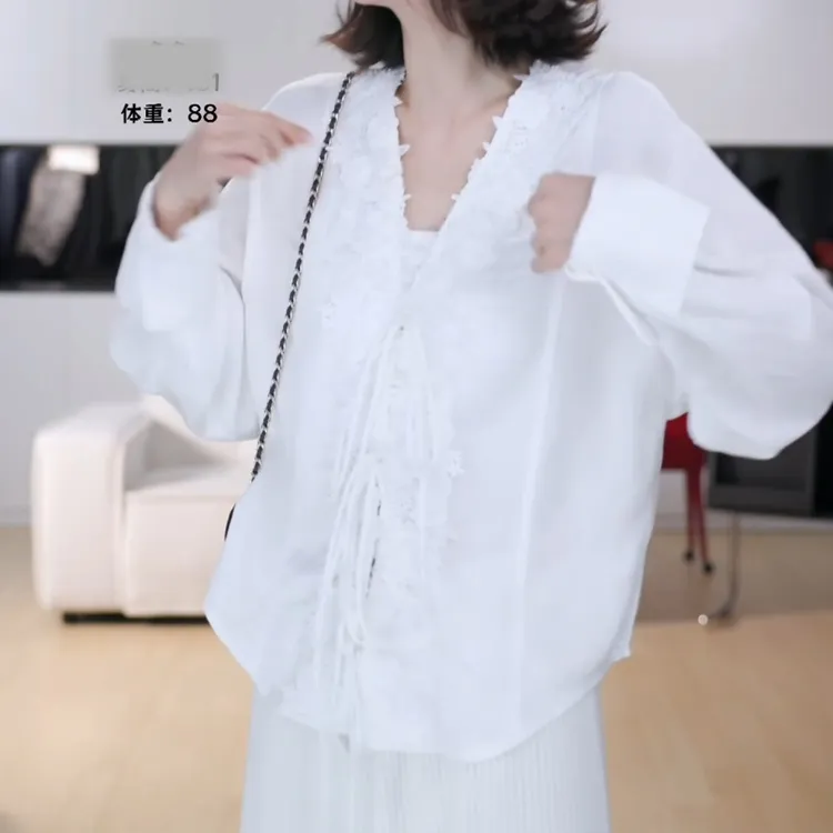V领外搭外披蕾丝衬衫提花刺绣长袖拼接LK2506299