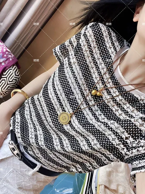 哝NONG-2025春季新款欧若风钩花镂空黑白条纹短袖上衣0792448