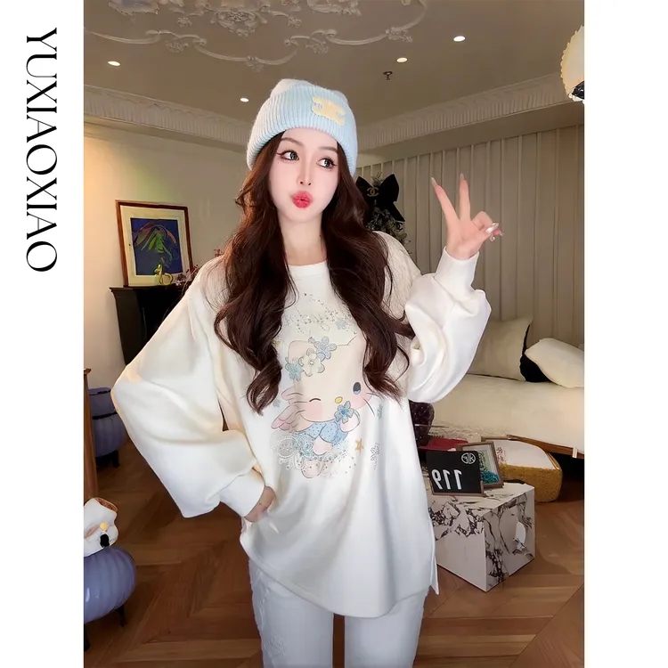余潇潇【kitty乐园】时尚卡通印花烫钻宽松圆领磨毛长袖卫衣女士