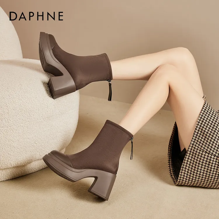 达芙妮2026年秋冬百搭瘦瘦靴女新款加绒小个子时尚绒面弹力马丁靴