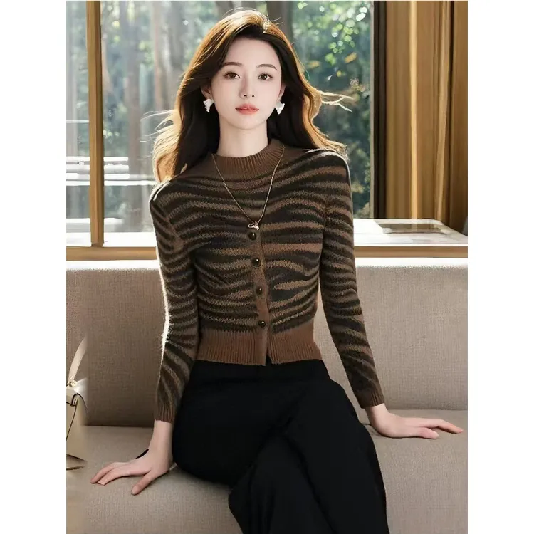 气质名媛早春法式上衣2025新品圆领长袖斑马纹短款长袖百搭针织衫
