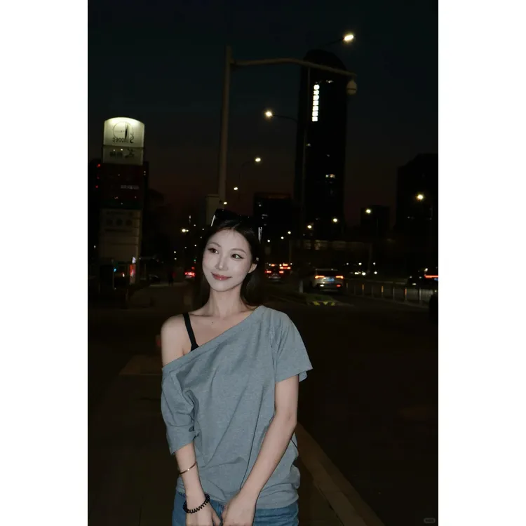 设计感斜肩一字肩灰色短袖t恤女夏季新款宽松慵懒小众百搭上衣ins