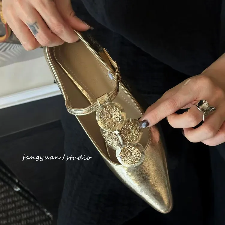 小众设计感尖头低跟一带金色花朵时尚软底中跟玛丽珍女鞋