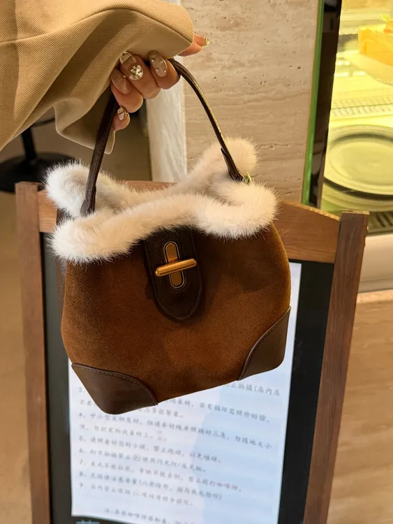 磨砂牛皮拼兔毛小水桶包包拼接撞色手拎小包单肩斜挎包包子母包女