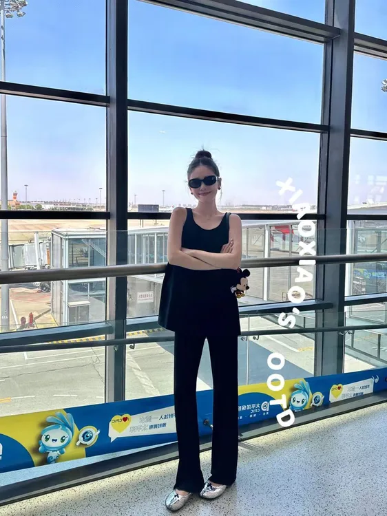 韩系气质显瘦黑色吊带上衣2025年夏季新款高腰时尚裤子两件套装