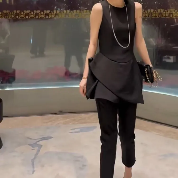 2025春夏新款时尚显瘦气质女士网红洋气两件套百搭款D7901