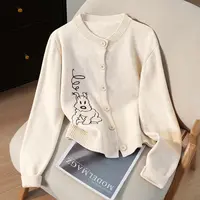 她池2025秋装新款女装减龄卡通刺绣圆领单排扣针织衫T53X3788Z