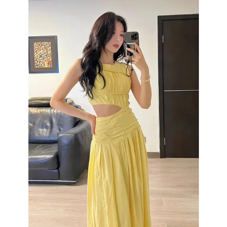 休闲度假风设计感镂空露腰黄色连衣裙2025年新款修身显瘦无袖长裙