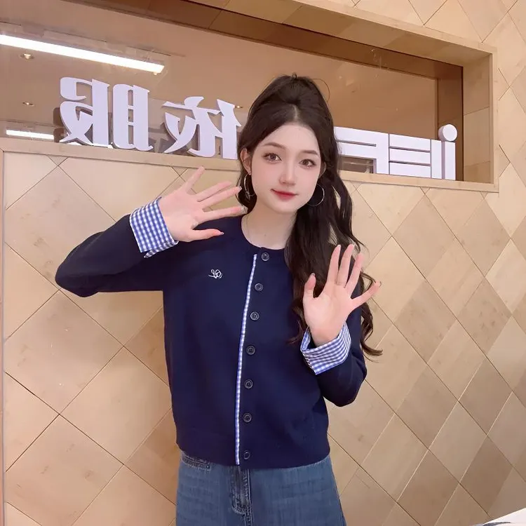 2025年秋冬季圆领格纹拼接设计感针织开衫刺绣长袖毛衣外套上衣女