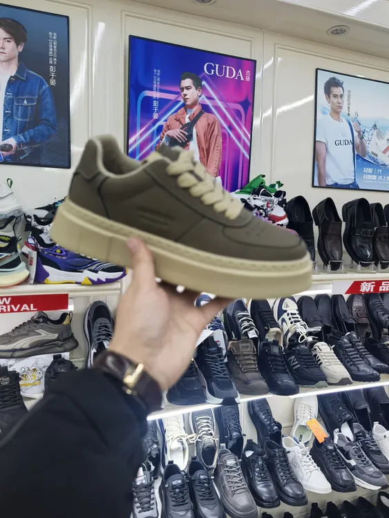 男士冬季时尚百搭皮面加绒运动休闲鞋板鞋