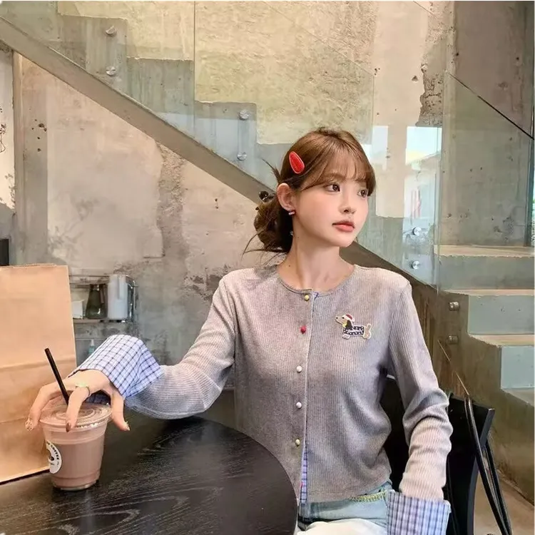春秋季韩版刺绣小狗单排彩扣针织衫袖口拼接假两件短上衣