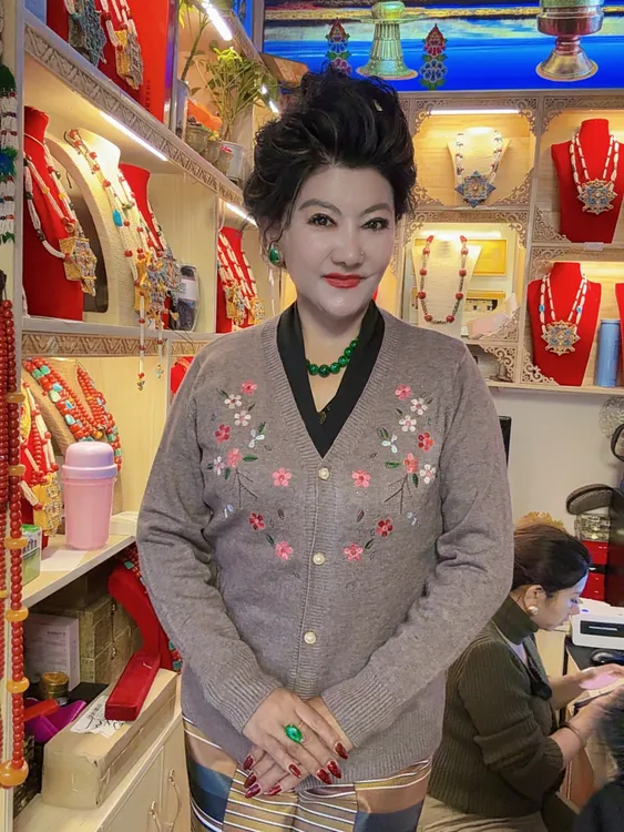 爆款刺绣带花毛衣